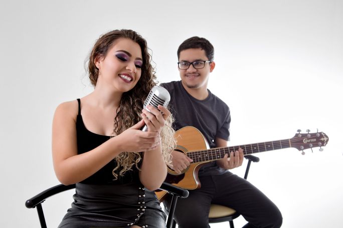 A abertura do Circuito Cultural e Artístico da IAS será com os músicos Julia Terence e Felipe Pitoresco